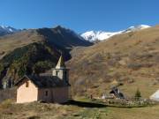 Chapelle avec montagne enneige 